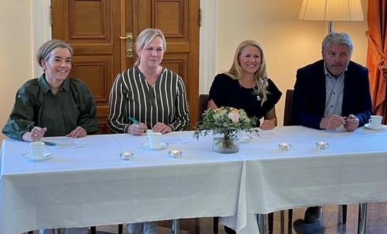 Ordfører i Lier, Gunn Cecilie Ringdal (f.v.), ordfører i Holmestrand, Elin Gran Weggesrud, ordfører i Drammen, Monica Myrvold Berg og ordfører i Øvre Eiker, Knut Kvale signerte avtalen om Drammensregionen.
