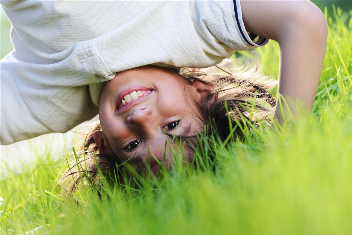 Barn leker i gresseet - Klikk for stort bilde