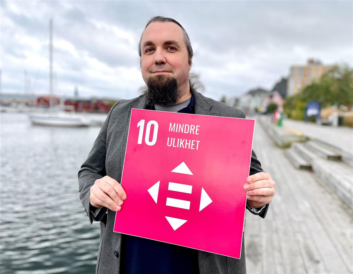 Kommuneplanlegger Håkon Randal med bærekraftsmål 10: Mindre ulikhet - Klikk for stort bilde