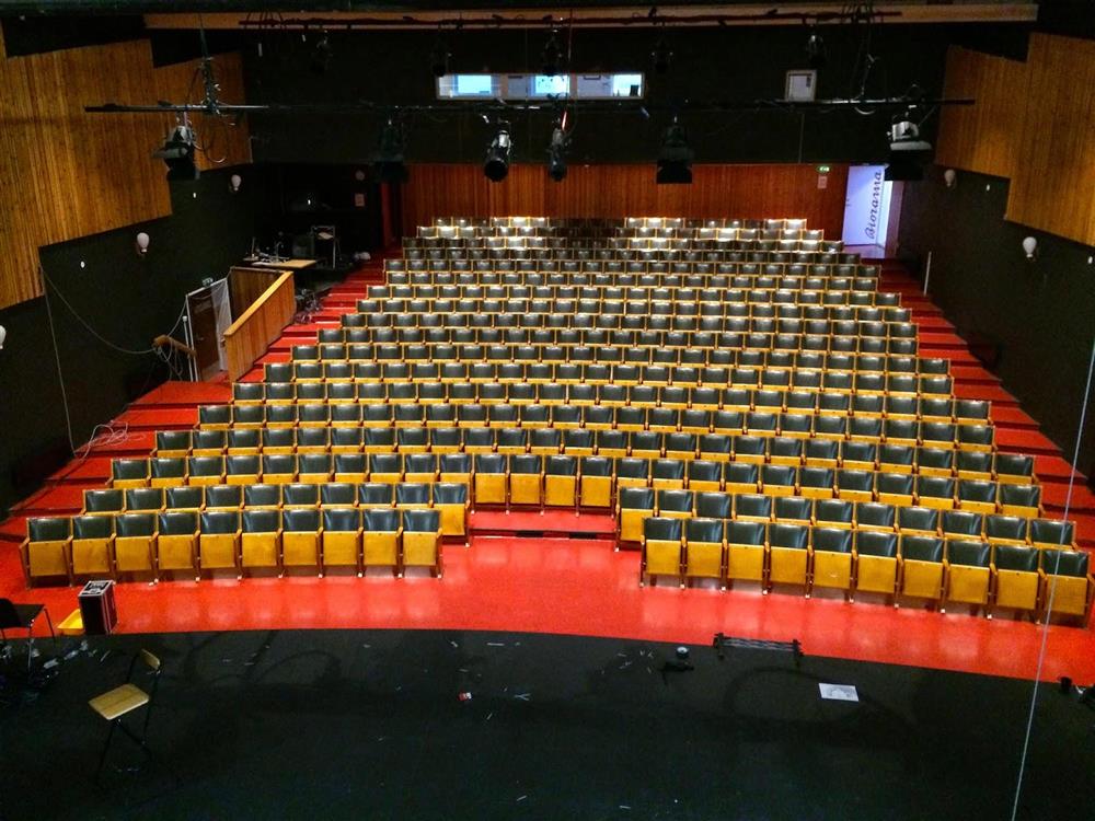 Sitteplasser på Biorama - Klikk for stort bilde