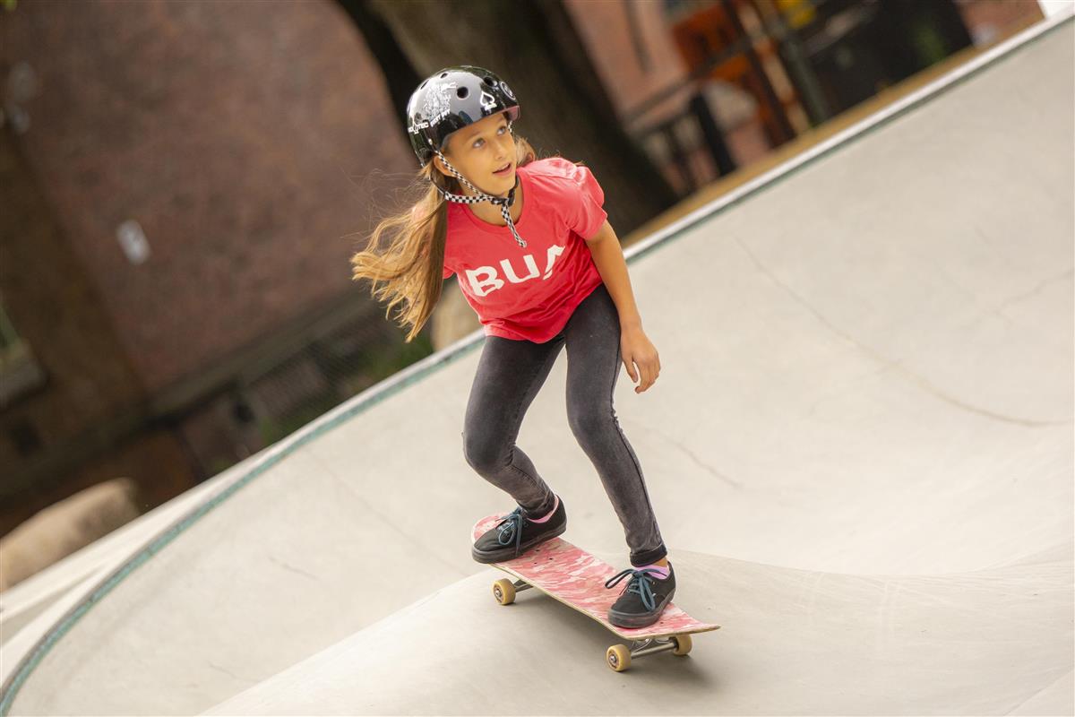 jente på skateboard - Klikk for stort bilde