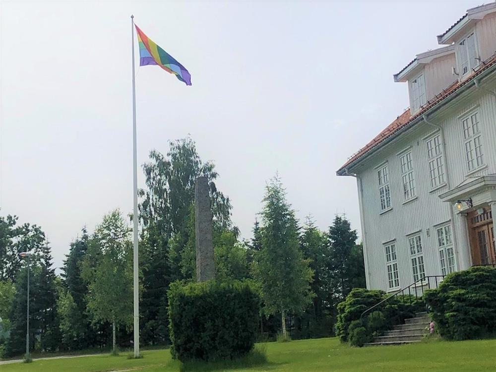 Regnbueflagget ved herredshuset i Hof - Klikk for stort bilde