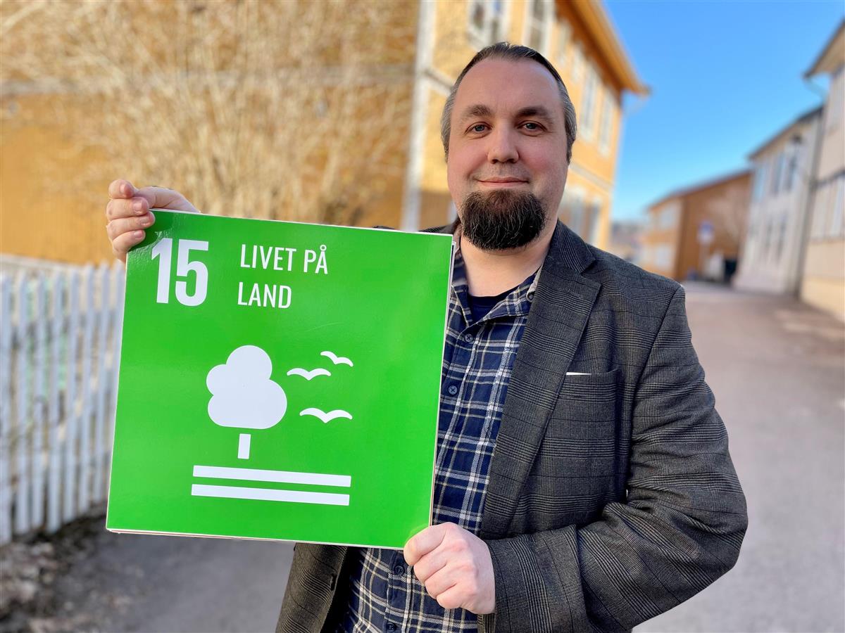 Kommuneplanlegger Håkon Randal med et av FNs bærekraftsmål - Klikk for stort bilde