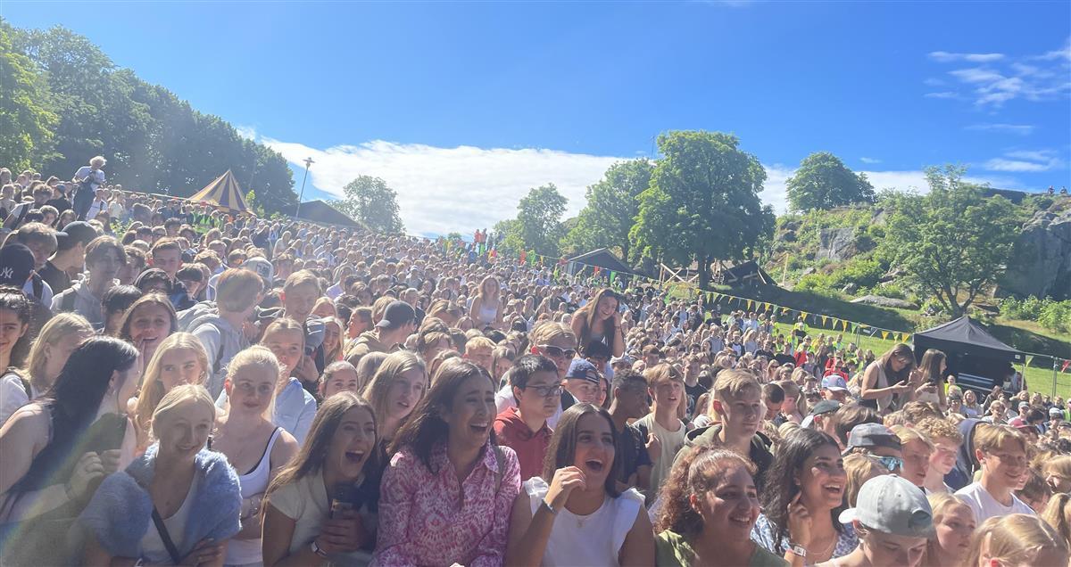 GLEDE: Det var skikkelig festivalstemning da ungdomsskoleelever fra fire kommuner møttes på Slottsfjellet i Tønsberg - Klikk for stort bilde