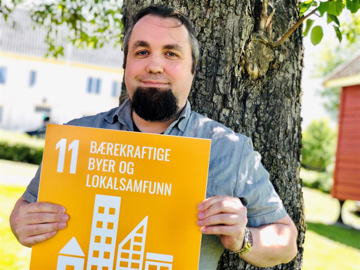 Kommuneplanlegger Håkon Randal med FNs bærekraftsmål 11: bærekraftige byer og lokalsamfunn - Klikk for stort bilde