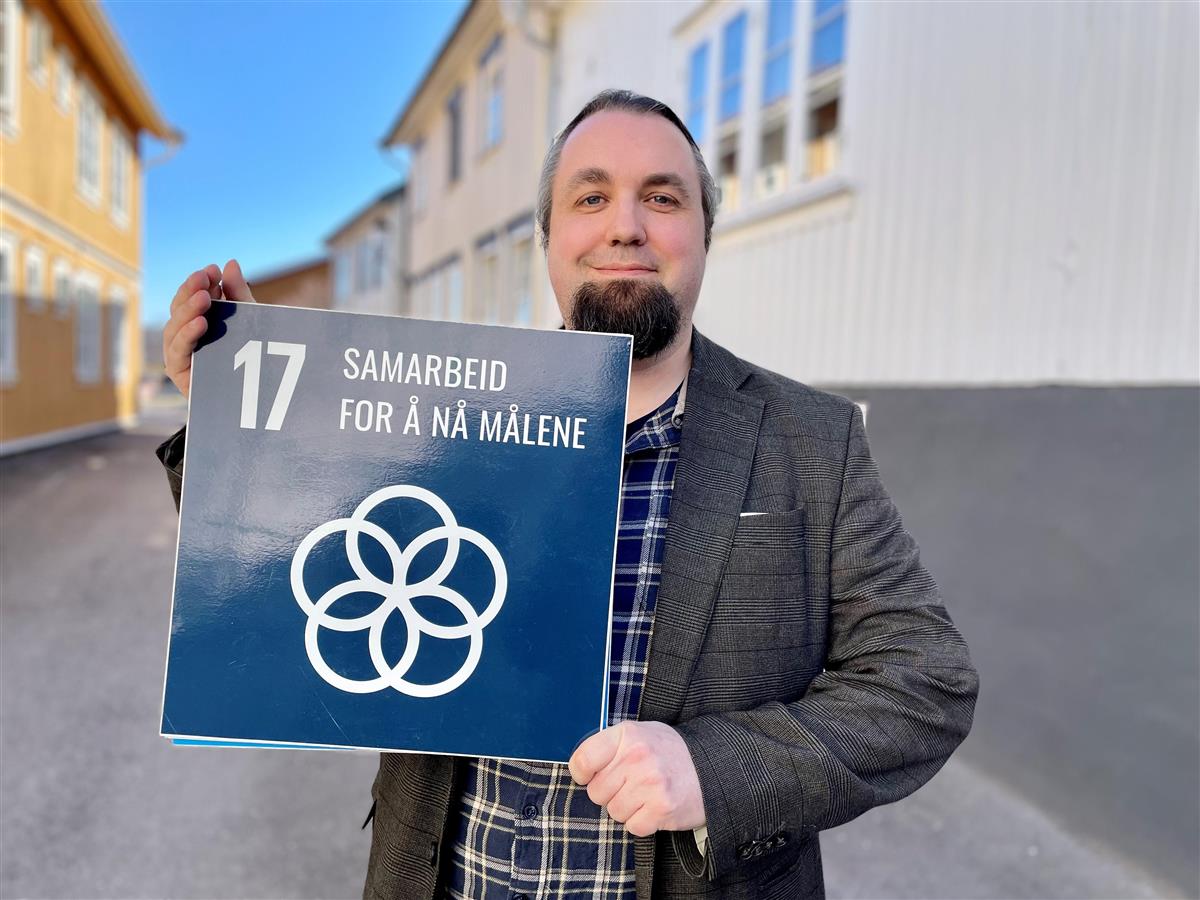Kommuneplanlegger Håkon Randal med bærekraftsmål 17: Samarbeid for å nå målene - Klikk for stort bilde