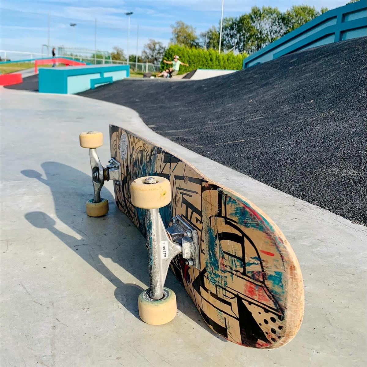 skateboard på skateparkne i Holmestrand - Klikk for stort bilde