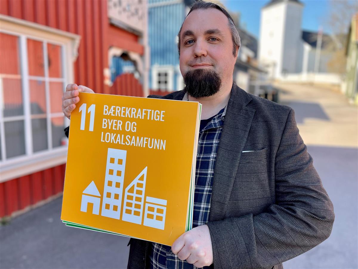 Kommuneplanlegger Håkon Randal arbeider med Holmestrand kommune sin nye kommuneplan - Klikk for stort bilde