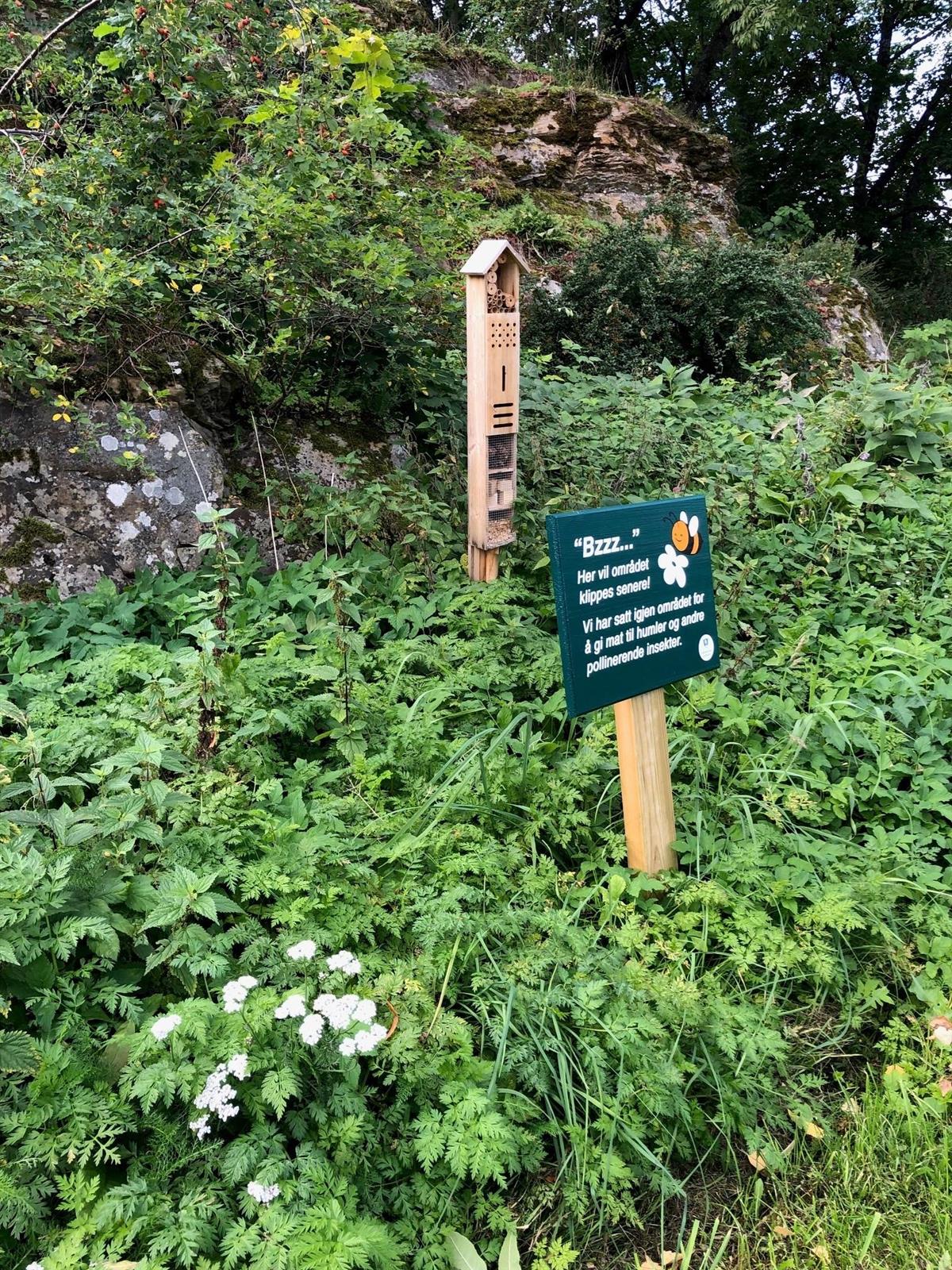 Hotell for insekter og informasjonsskilt - Klikk for stort bilde