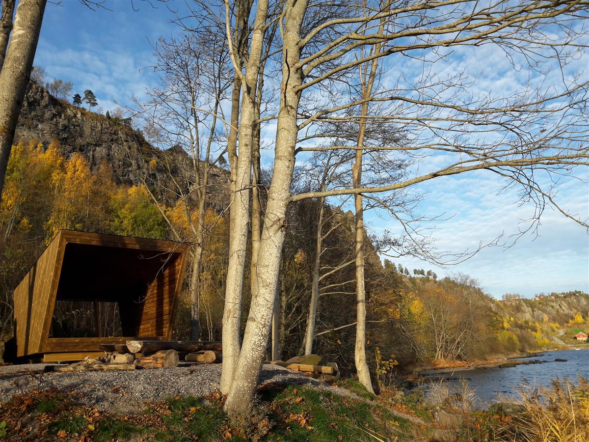 En Padlehuk er en avansert gapahuk laget for padlere langs Padleled Vestfold.  - Klikk for stort bilde
